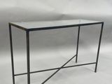 une photo d'une console en verre et en métal