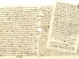 un gros plan sur deux feuilles de papier sur lesquelles figurent des inscriptions