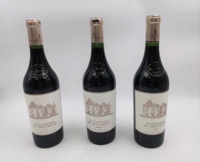 trois bouteilles de vin posées sur une table l'une à côté de l'autre