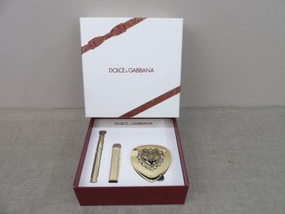 la boîte est ouverte pour montrer le contenu d'un coffret de parfums