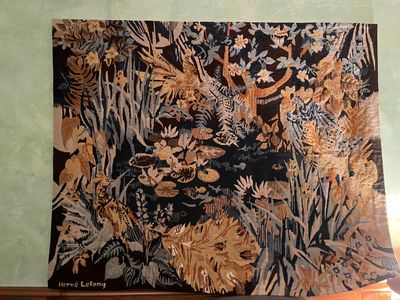 une photo d'une tapisserie accrochée au mur d'une pièce