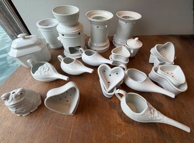 de nombreux objets en céramique blanche posés sur une table