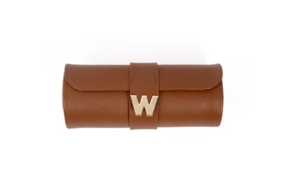 un étui en cuir marron sur lequel figure la lettre « w »