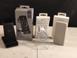 Plusieurs téléphones portables sont posés sur une table devant un fond noir.