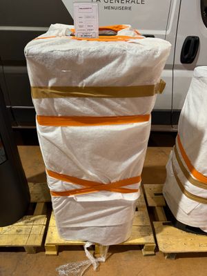 deux valises emballées sur des palettes devant une camionnette