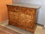 une commode en marbre dans le coin d'une pièce