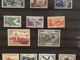 un assortiment de timbres provenant de différents pays, exposé dans une vitrine