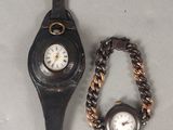deux montres et un bracelet posés sur une table