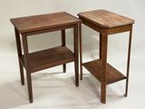 paire de tables d'appoint en noyer datant du milieu du siècle dernier