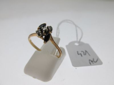 l'image d'une bague en or ornée d'un diamant noir