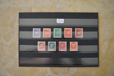 une photo d'une collection de timbres sur un mur