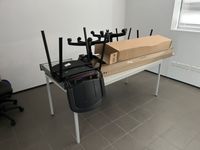 neuf tables en stratifié gris, 140x70 (photo 4)