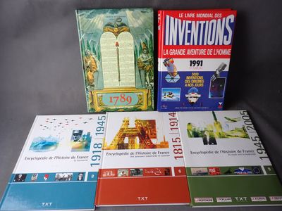plusieurs livres sont posés sur une table les uns à côté des autres