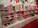 un grand présentoir de bonbons dans un magasin où l'on trouve beaucoup de bonbons