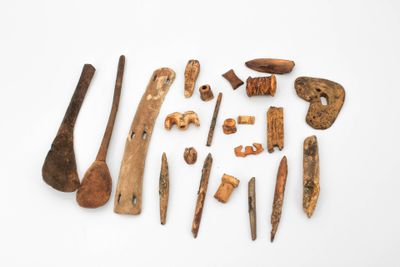 Sac comprenant 22 éléments divers eskimo dont deux cuillères…