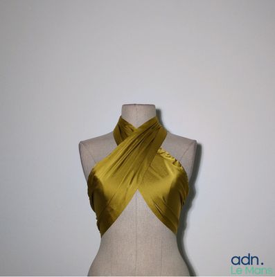 un mannequin sur lequel est drapée une robe jaune