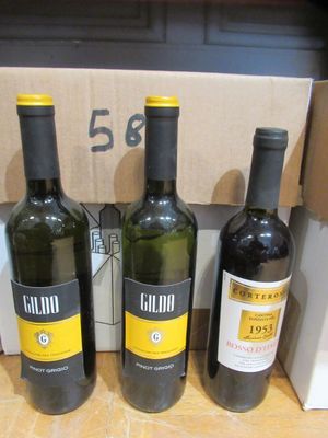 trois bouteilles de vin sont alignées sur un comptoir