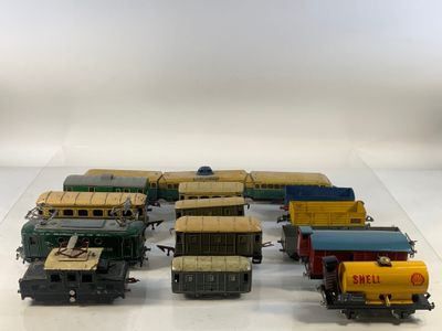 un grand nombre de trains miniatures posés sur une table