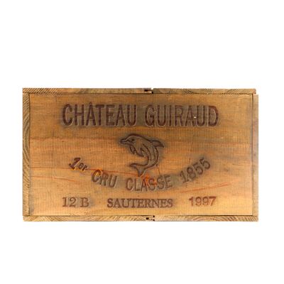 une boîte en bois sur laquelle est accrochée une pancarte indiquant « Château Gurrad »