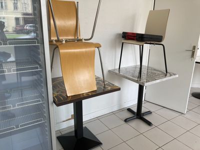 deux chaises et une table devant un réfrigérateur ouvert