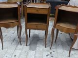 trois tables en bois avec des tiroirs de chaque côté
