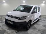 la camionnette blanche est garée sur un sol en damier dans le garage