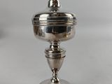 salière et poivrière plaquées argent, ornées d'une croix sur le dessus
