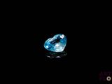 gros plan d'un diamant bleu sur une surface noire