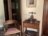 une chaise et une table dans une petite pièce