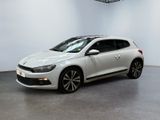 Une Volkswagen Golf blanche est garée dans une grande pièce.
