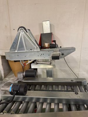 une photo d'une machine qui travaille sur une pièce de métal