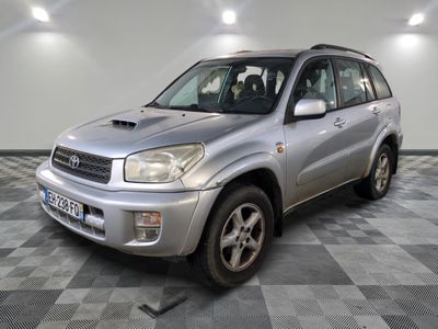 une photo d'une Toyota RAV argentée garée dans un garage