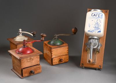 trois types différents de moulins à café et un moulin à café