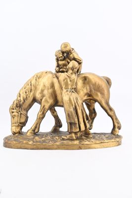 une statue représentant un homme à cheval avec une femme à ses côtés