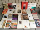 un grand nombre de livres posés sur une table
