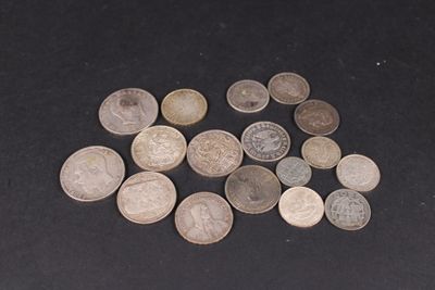 un tas de vieilles pièces de monnaie posées sur une surface noire