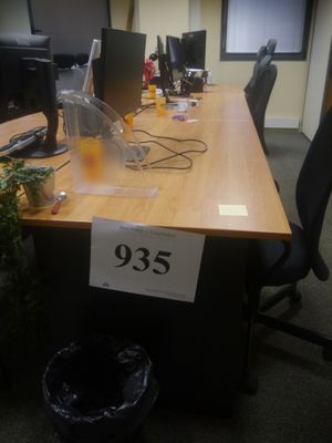 un bureau sur lequel se trouvent un écran d'ordinateur et une plante