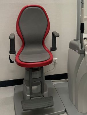 une chaise rouge et grise posée à côté de toilettes blanches