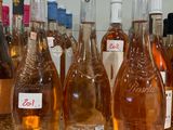 des bouteilles de vin sont alignées sur une étagère dans un magasin
