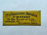 un panneau jaune au bord de la route