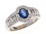 gros plan d'une bague en diamant et saphir sur fond blanc