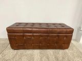 pouf de rangement en cuir marron avec assise tressée