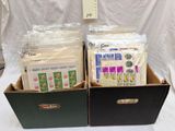 deux boîtes contenant des timbres et des enveloppes, posées sur une table
