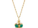 un collier plaqué or orné d'une perle verte et rouge