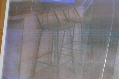 une photo d'une photo représentant un bar avec des tabourets à l'intérieur