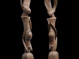 une paire de figurines en bois sculpté représentant une femme et un homme