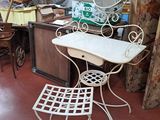 une table blanche avec un miroir et une chaise dans une pièce
