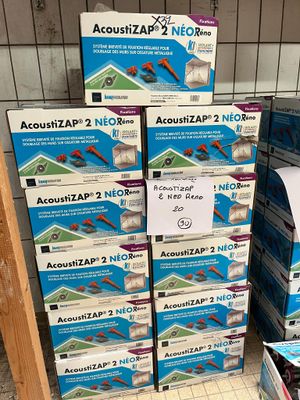 plusieurs cartons contenant divers appareils électroniques, empilés les uns sur les autres