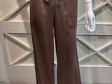 un mannequin vêtu d'un pantalon marron et d'un haut blanc