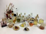 beaucoup de flacons de parfum posés sur une table
